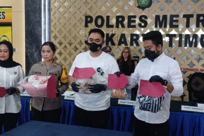 Kasat Reskrim Polres Metro Jakarta Timur (Jaktim), AKBP Dicky Fertoffan didampingi Kanit PPA Satreskrim Polres Jaktim, AKP Sri Yatmini, dan Kasi Humas Polres Jaktim, AKP Teta serta jajaran menunjukkan barang bukti kaos putih, sarung bantal dan sprei dalam konfrensi pers pengungkapan kasus pembunuhan dengan pelaku FF, 16, di Mapolres Jaktim, September 2025. Foto: Joesvicar Iqbal/ipol.id
