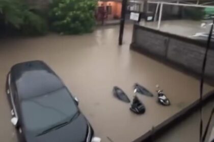 Kondisi banjir melanda kawasan Jalan Kerta Pura Gang Adipura, Denpasar, Bali, pada Rabu (10/9/2025). Sejumlah kendaraan unit roda dua dan empat terendam. Foto: Ist
