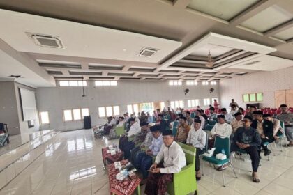 Kasubdit Kontra Ideologi Densus 88, Kombes Pol Moh Dofir bersama para ulama MUI Kabupaten Cirebon, Jawa Barat, dan TNI dalam acara diskusi tentang strategi pencegahan penyebaran paham radikalisme dan terorisme, Sabtu (27/9/2025). Foto: Ist