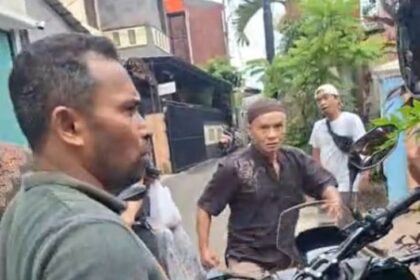 Suasana dua jurnalis Kiki dan Munir yang akan melakukan aktivitas peliputan diduga dihampiri seorang pria paruh baya penjaga SPPG Gedong 2, Pasar Rebo, Jakarta Timur, saat diduga melakukan aksi penganiayaan terhadap kedua korban, Selasa (30/9/2025). Foto: Ist