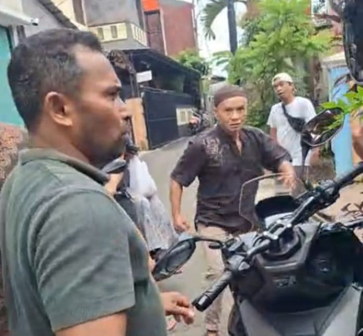 Suasana dua jurnalis Kiki dan Munir yang akan melakukan aktivitas peliputan diduga dihampiri seorang pria paruh baya penjaga SPPG Gedong 2, Pasar Rebo, Jakarta Timur, saat diduga melakukan aksi penganiayaan terhadap kedua korban, Selasa (30/9/2025). Foto: Ist
