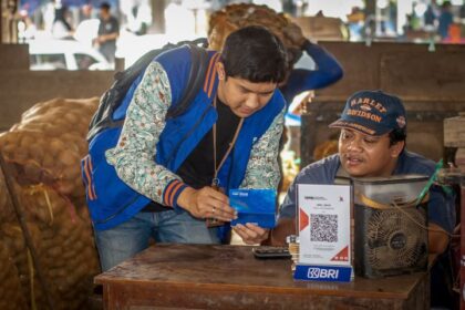 Melalui penyaluran Kredit Usaha Rakyat (KUR), BRI mendorong pertumbuhan ekonomi akar rumput secara berkelanjutan, tercermin dari pencapaian penyaluran KUR BRI sepanjang periode Januari s.d Agustus 2025 yang telah mencapai sebesar Rp114,28 triliun kepada 2,5 juta debitur UMKM. Foto: Dok BRI