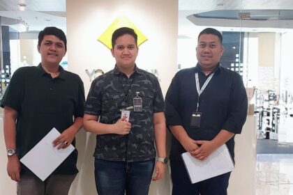 (kiri ke kanan) Account Manager Xooply by Metranet Tomi Putra Dwi Jans, Implementation Officer Xooply Metranet Fakhrul Bahri Ardiansyah, dan Technical Group Leader Yokogawa Theo Amudi saat Kunjungan kerja sama Xooply by Metranet ke Yokogawa Electric. Foto: Telkom Indonesia