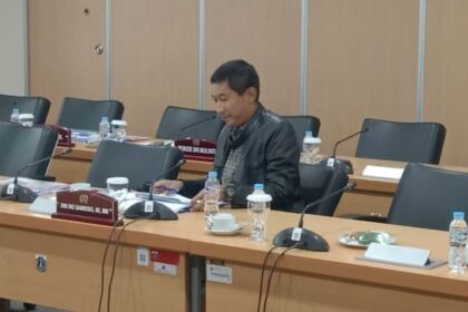 Anggota Fraksi PDIP, Rio Sambodo saat rapat dengan BUMD pangan.(Foto sofian/ipol.id