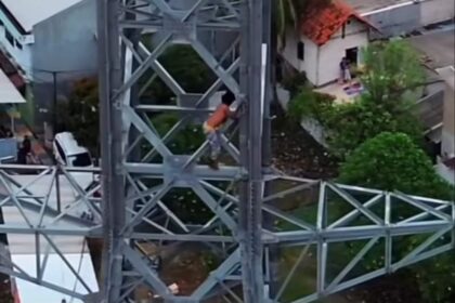 Pria halusinasi di Koja nekat manjat menara sutet. Foto: Tangkapan layar Instagram @lbj_jakarta