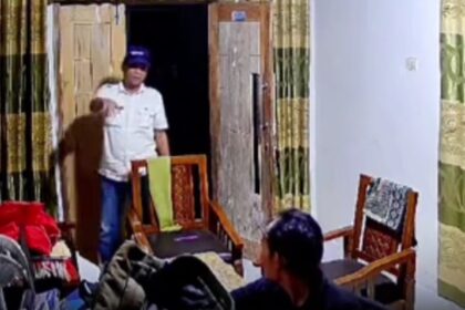 Rekaman CCTV wartawan bernama Zahrial saat didatangi mantan anggota DPRD Pesawaran berinisial RD. Foto: Tangkapan layar Instagram @medsoszone