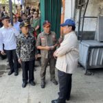 Presiden Prabowo Subianto bersama Kepala BNPB Letjen TNI Suharyanto saat meninjau lokasi terdampak banjir di Kota Denpasar, Bali, Sabtu (13/9/2025). Foto: Biro Pers Sekretariat Presiden