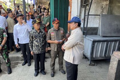 Presiden Prabowo Subianto bersama Kepala BNPB Letjen TNI Suharyanto saat meninjau lokasi terdampak banjir di Kota Denpasar, Bali, Sabtu (13/9/2025). Foto: Biro Pers Sekretariat Presiden