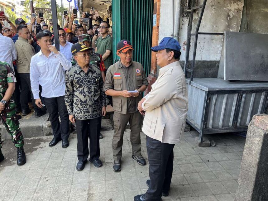 Presiden Prabowo Subianto bersama Kepala BNPB Letjen TNI Suharyanto saat meninjau lokasi terdampak banjir di Kota Denpasar, Bali, Sabtu (13/9/2025). Foto: Biro Pers Sekretariat Presiden