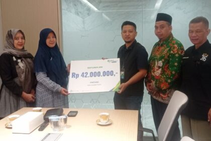 BPJS Ketenagakerjaan Cabang Plaza BPJamsostek menyerahkan santunan jaminan kematian. Foto: Ist