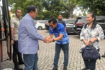 Ketua DPD Demokrat DKI Jakarta, Mujiyono (baju biru) saat menyambut kedatangan Pendiri Partai Demokrat Susilo Bambang Yudhoyon.(Foto istimewa)