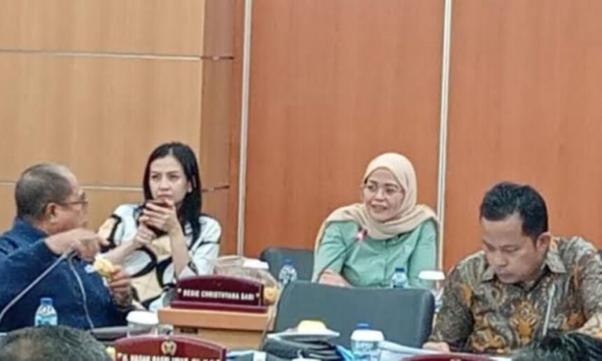 Sekretaris DPD Demokrat DKI Jakarta, Desie Christiyana Sari (baju hijau) . Foto: dok ipol.id