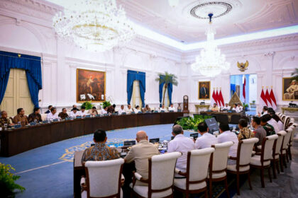 Presiden Prabowo Subianto memimpin rapat terbatas (ratas) dengan sejumlah Menteri Kabinet Merah Putih di Istana Merdeka, Jakarta, Kamis, 4 September 2025. Foto: BPMI Setpres