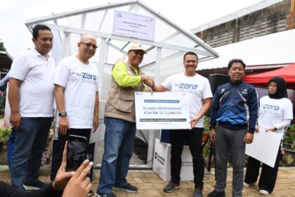 VP Sustainability Telkom Gunawan Wasisto saat menyerahkan bantuan berupa rumah penyemaian (greenhouse) kepada perwakilan KSM RW 13 Cijawura. Foto: Telkom Indonesia