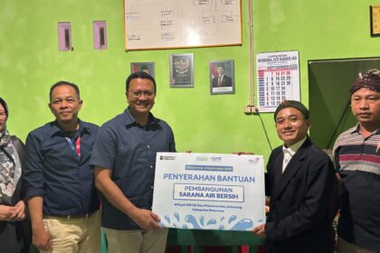 Penyerahan Bantuan Simbolis kepada Ketua Yayasan Dharma Putra Banokeling Ritam. Foto: Telkom Indonesia