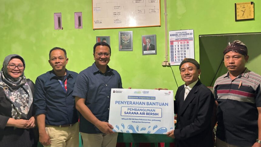 Penyerahan Bantuan Simbolis kepada Ketua Yayasan Dharma Putra Banokeling Ritam. Foto: Telkom Indonesia