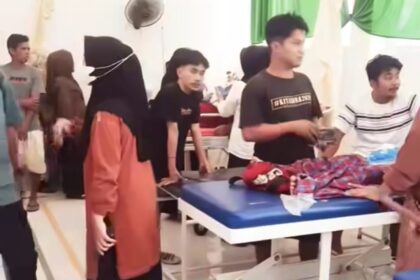 Sejumlah pelajar di Kecamatan Tapalang, Kabupaten Mamuju mendapat perawatan medis setelah diduga keracunan usai menyantap menu makan bergizi gratis. Foto: Tangkapan layar Intagram @infomamuju_