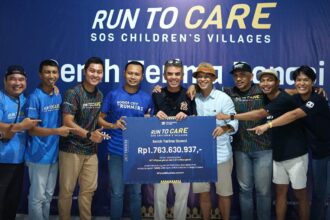 Gregor Hadi Nitihardjo selaku National Director SOS Children's Villages Indonesia bersama para runner telah menghimpun dana sebanyak Rp1.763.630.937 dalam kegiatan ultra-marathon Run to Care JKT150KM digelar tanggal 8-10 Agustus 2025 di Jakarta. Foto: Ist