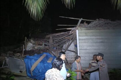 Kepolisian Polda Lampung saat ini masih terus melakukan proses pendataan dan rehabilitasi terhadap rumah-rumah warga yang terdampak gempa bumi berkekuatan magnitudo (M)4,6 mengguncang wilayah Kecamatan Semaka, Kabupaten Tanggamus, Provinsi Lampung, Jumat (26/9/2025). Foto: Ist