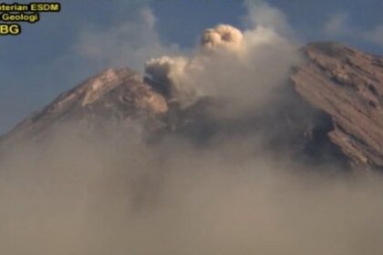gunung semeru erupsi