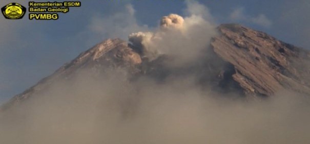 gunung semeru erupsi