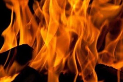 Ilustrasi - Api berkobar besar melumat bangunan beserta isinya. Foto: Dok/ipol.id