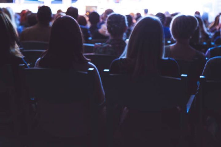 lustrasi, Orang-orang di auditorium selama penjelasan event. Foto: Istock @nantonov