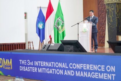 Kepala BNPB Letjen TNI Suharyanto, dalam pemaparan pada Konferensi Internasional Penanggulangan dan Mitigasi Bencana ke-3 di Universitas Andalas, Kota Padang, Sumatera Barat, Senin (29/9/2025). Foto: Ist