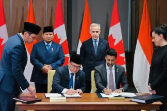 Presiden Prabowo Subianto dan Perdana Menteri Kanada Mark Carney menyaksikan upacara penandatanganan Nota Kesepahaman antara Indonesia dan Kanada yang berlangsung di West Block, Parliament Hill, Ottawa.