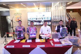 Kabid Humas Polda Jabar Kombes Pol Hendra Rochmawan saat konpers kasus pembunuhan satu keluarga di Indramayu. Foto: Polri