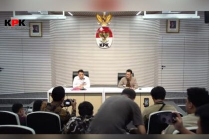 Plt Deputi Penindakan dan Eksekusi KPK, Asep Guntur Rahayu (kiri) saat memberikan keterangan pers kepada awak media di Gedung Merah Putih KPK, Kuningan, Jaksel, Selasa (9/9/2025). Foto: Live streaming YT @kpkri