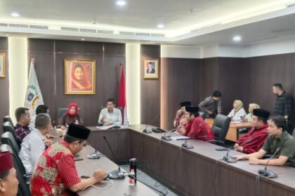 Anggota Bapemperda DPRD DKI Fraksi PDIP, Wa Ode Herlina dan Rio Sambodo saat menerima audiensi Kaukus Muda Betawi.(Foto sofian/ipol.id)