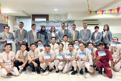 Manajemen bersama tim housekeeping The Grove Suites by Grand Aston. (dok. The Grove Suites by Grand Aston)