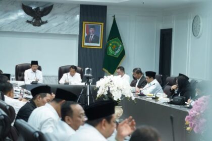 Menag Nasaruddin Umar saat memimpin breakfast meeting secara hybrid, Selasa (23/9/2025). Foto: Kemenag