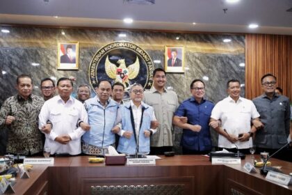 Menpora Dito Ariotedjo, bersama Menteri Koperasi Budi Arie Setiadi menghadiri Rapat Koordinasi Tingkat Menteri yang dipimpin Menteri Koordinator Bidang Pangan Zulkifli Hasan di Ruang Rapat Utama, Kemenko Bidang Pangan, Graha Mandiri, Thamrin, Jakarta Pusat