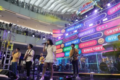 Aksi Panggung Salah Satu Guest Star Hivi pada Acara Come See Mie _Mall Take Over.