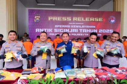 Dirresnarkoba Polda Jambi, Kombes Pol Dewa Made Palguna dan jajaran menunjukkan barang bukti narkotika jenis sabu, ganja dan ekstasi hasil Operasi Antik Siginjai 2025 yang digelar selama 20 hari, tindak lanjut dari Kapolda Jambi Irjen Pol Krisno H Siregar, Selasa (16/9/2025). Foto: Ist