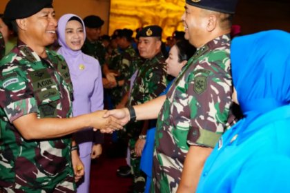 Panglima TNI Jenderal TNI Agus Subiyanto memberikan ucapan selamat kepada salah satu pati yang naik pangkat.