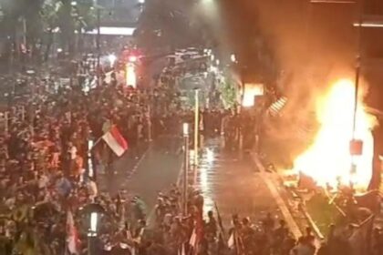 Aksi massa anarkis yang melakukan pembakaran terhadap fasilitas publik milik Polri.