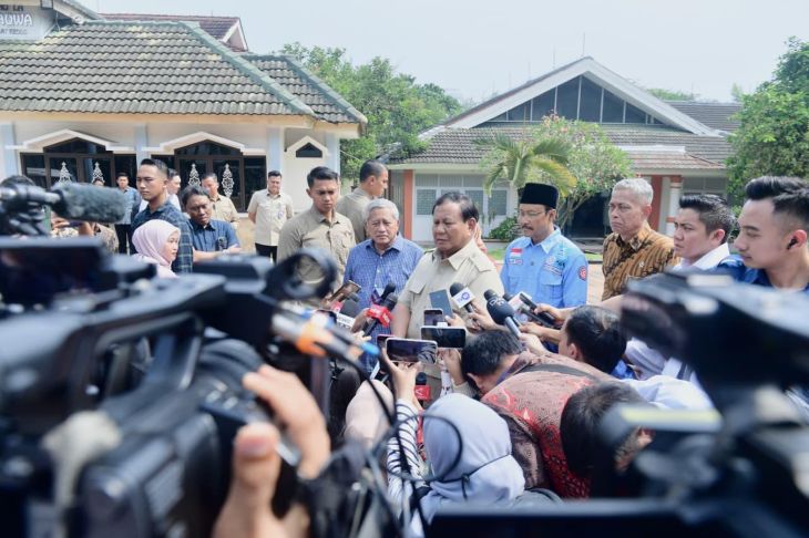 Presiden usai meninjau Sekolah Rakyat Menengah Atas (SRMA) Margaguna, Jakarta Selatan, pada Kamis (11/9/2025).