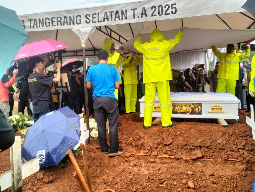 Peti jenazah almarhum diturunkan ke liang lahat dengan khidmat.