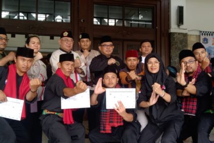 Ketua Majelis Adat Bamus Suku Betawi 1982, Nachrowi Ramli bersama pesilat di Jakarta.(Foto sofian/ipol.id)