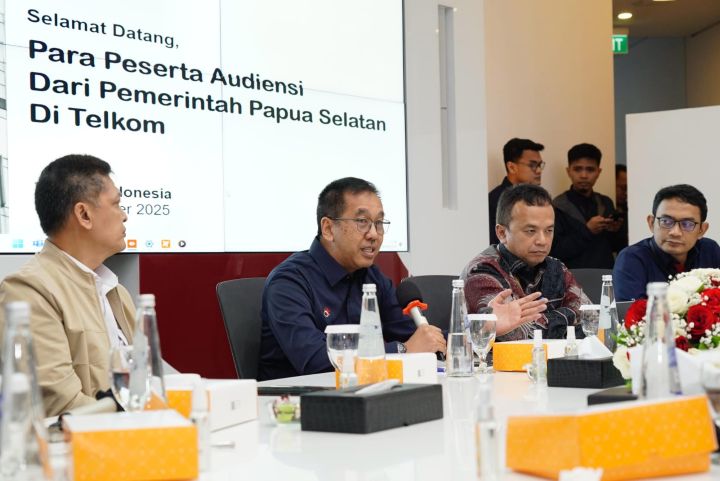 Wakil Direktur Utama Telkom Muhammad Awaluddin memberikan sambutan saat acara audiensi bersama Pemerintah Daerah dan berbagai Komunitas Papua Selatan. Foto: Telkom Indonesia