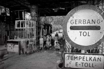 Gerbang tol rusak akibat demonstrasi. Foto: Instagram @official.jasamarga