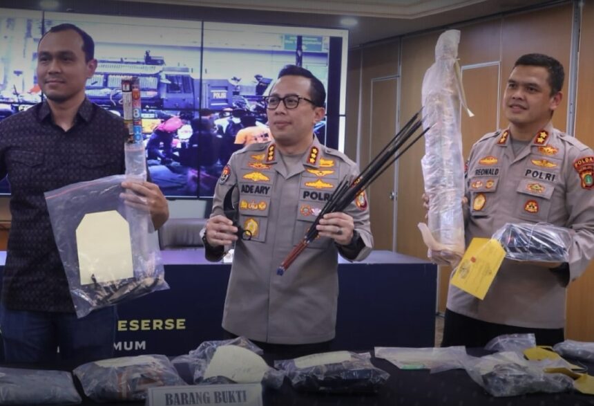 Kabid Humas Polda Metro Jaya Kombes Pol Ade Ary saat jumpa pers, Kamis (4/9/2025) malam. Foto: Instagram @poldametrojaya