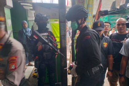Anggota Brimob bersiaga di Gang Senggol, Jalan Talas II, Pondok Cabe Ilir, Pamulang. Foto : Ist