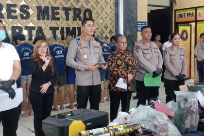apolres Metro Jakarta Timur (Jaktim), Kombes Alfian Nurrizal didampingi Kasat Reskrim, AKBP Dicky Fertoffan dan jajaran serta KPAI memberikan keterangan terkait kasus penyerangan, perusakan, pembakaran hingga penjarahan 6 Polsek, beberapa Pospol dan Mapolres Jaktim, dengan menghadirkan sejumlah tersangka dan barang bukti diamankan di Mapolres Jakarta Timur, Senin (8/9/2025). Foto: Joesvicar Iqbal/ipol.id