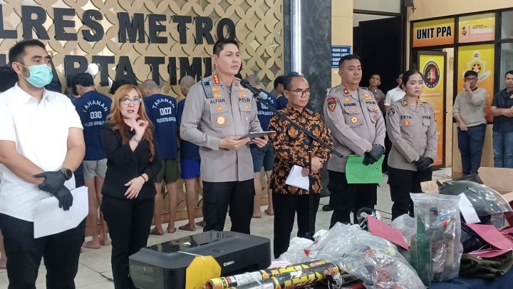 apolres Metro Jakarta Timur (Jaktim), Kombes Alfian Nurrizal didampingi Kasat Reskrim, AKBP Dicky Fertoffan dan jajaran serta KPAI memberikan keterangan terkait kasus penyerangan, perusakan, pembakaran hingga penjarahan 6 Polsek, beberapa Pospol dan Mapolres Jaktim, dengan menghadirkan sejumlah tersangka dan barang bukti diamankan di Mapolres Jakarta Timur, Senin (8/9/2025). Foto: Joesvicar Iqbal/ipol.id