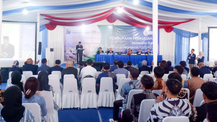 Rektor Undira Prof  Dr. H. Suharyadi memberikan kata sambutan di UNDIRA Kampus Cibubur.