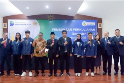 Foto bersama Rektor UNDIRA Prof Dr H Suharyadi dengan perwakilan mahasiswa baru di UNDIRA Kampus Tanjung Duren. Foto: Dok Undira